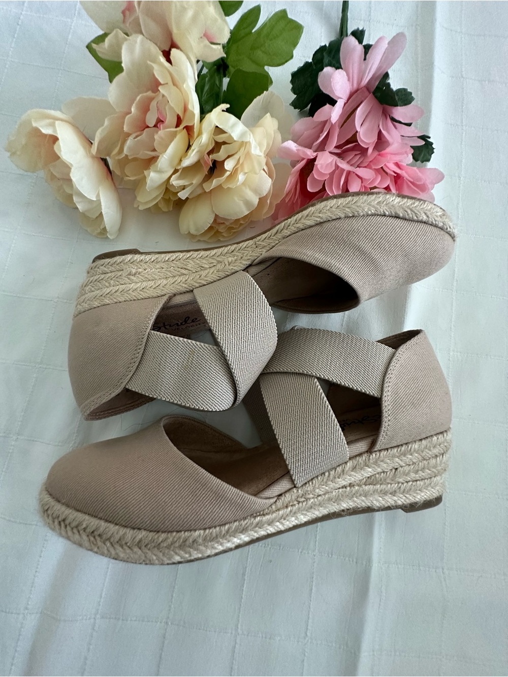 Life Stride BRAND NEW Beige Elastic Crossover Espadrille Wedges